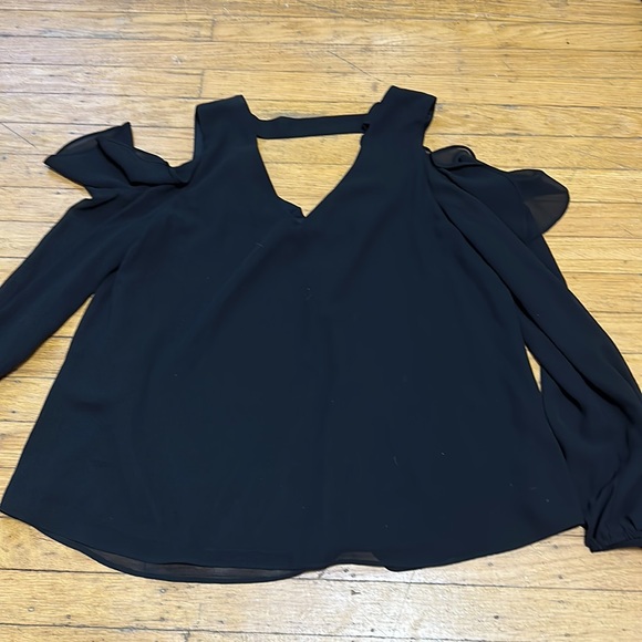 Women’s A. Byer long sleeve chiffon ruffle cold shoulder flowy top blouse black - Picture 4 of 5